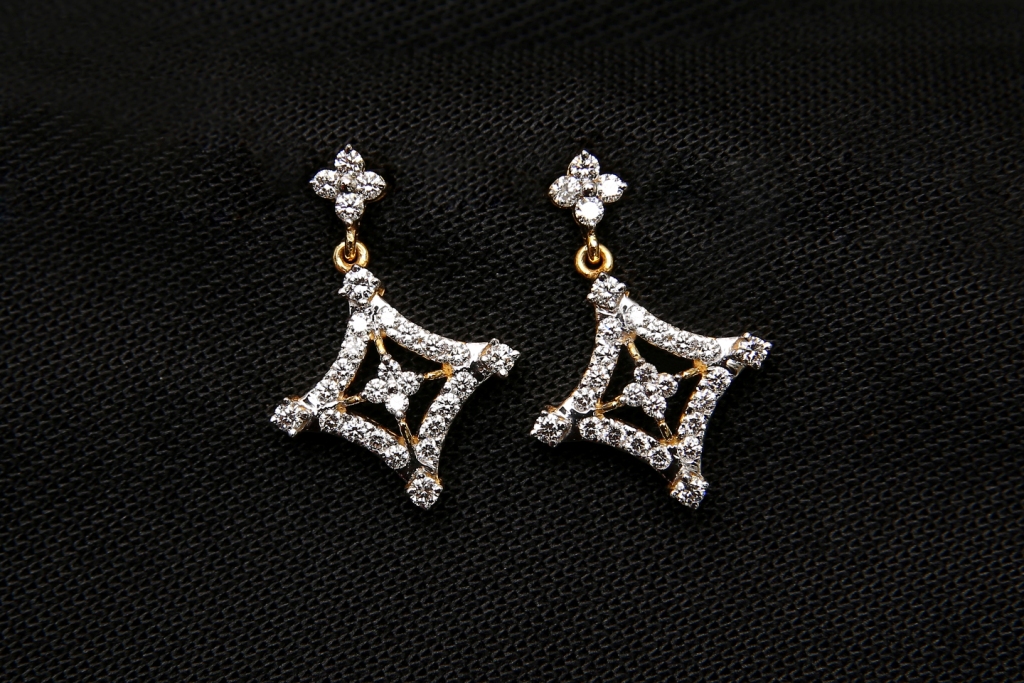 Karaikudi Diamonds provide you the Karaikudi Close setting diamond Earrings designs and collections.